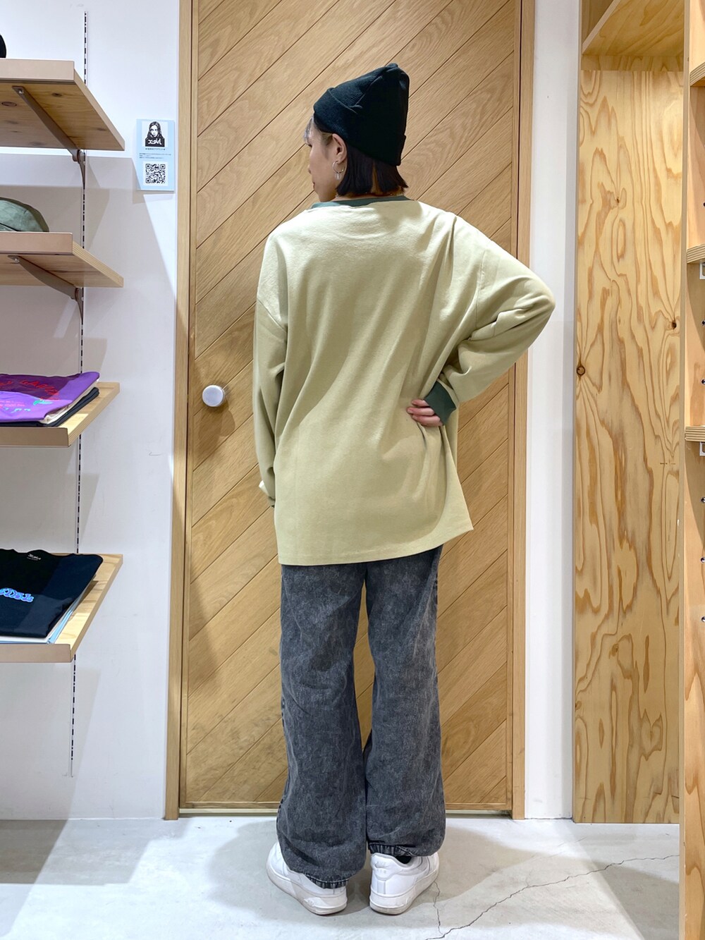 ベージュ系のTシャツ/カットソー、ブラック系のデニムパンツ、ブラック系のニットキャップ/ビーニーを着用したレディースの夏コーディネートの2枚目の写真