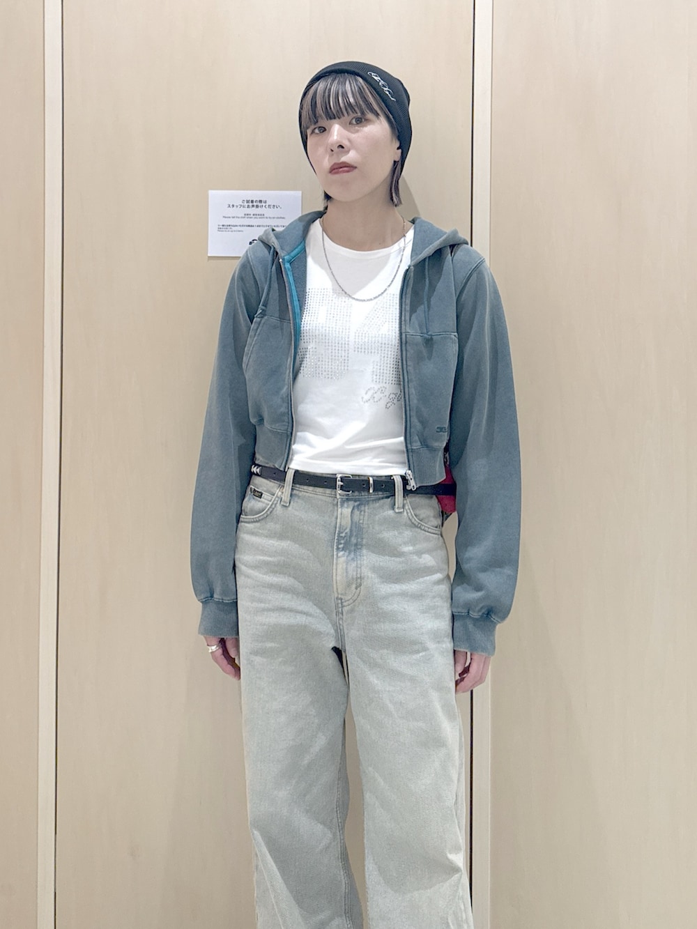 ホワイト系のTシャツ/カットソー、グリーン系のパーカー、ブラック系のバックパック/リュックを着用したレディースの秋コーディネートの4枚目の写真