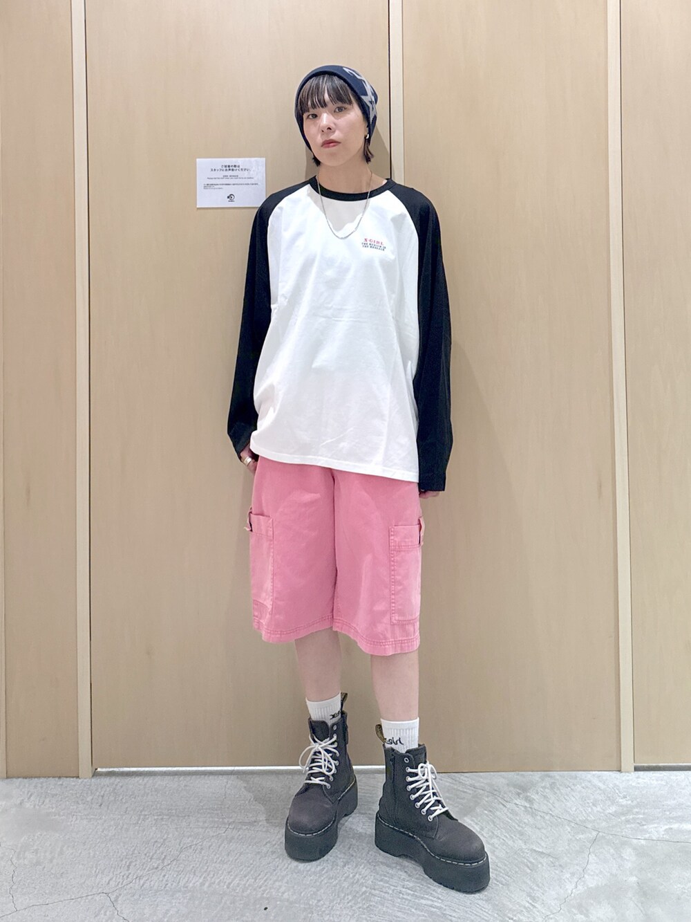 ピンク系のその他パンツ、ホワイト系のTシャツ/カットソー、ブルー系のニットキャップ/ビーニーを着用したレディースの秋コーディネートの4枚目の写真