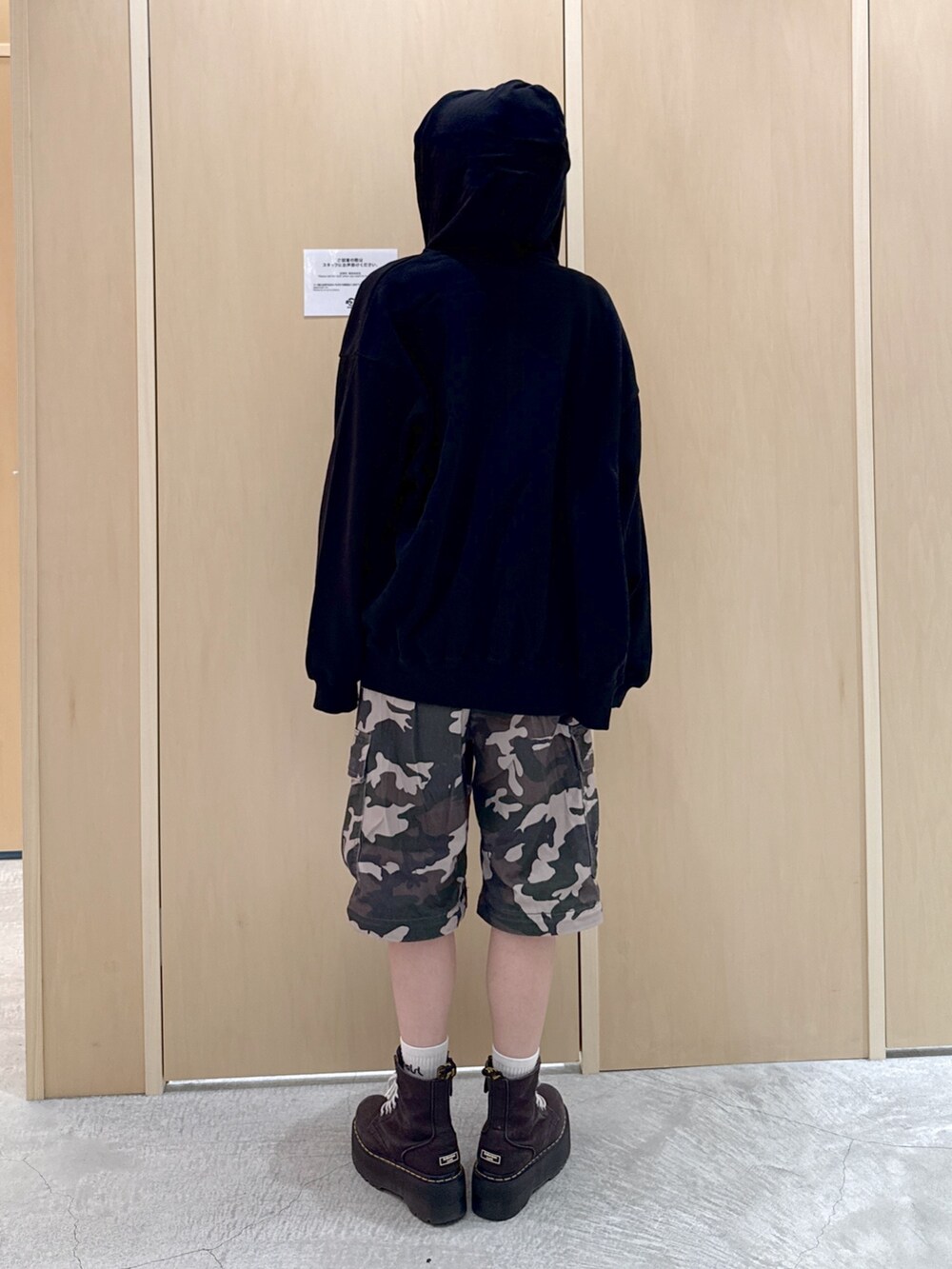 ブラック系のパーカー、その他のカーゴパンツ、ブラック系のタンクトップを着用したレディースの夏コーディネートの3枚目の写真