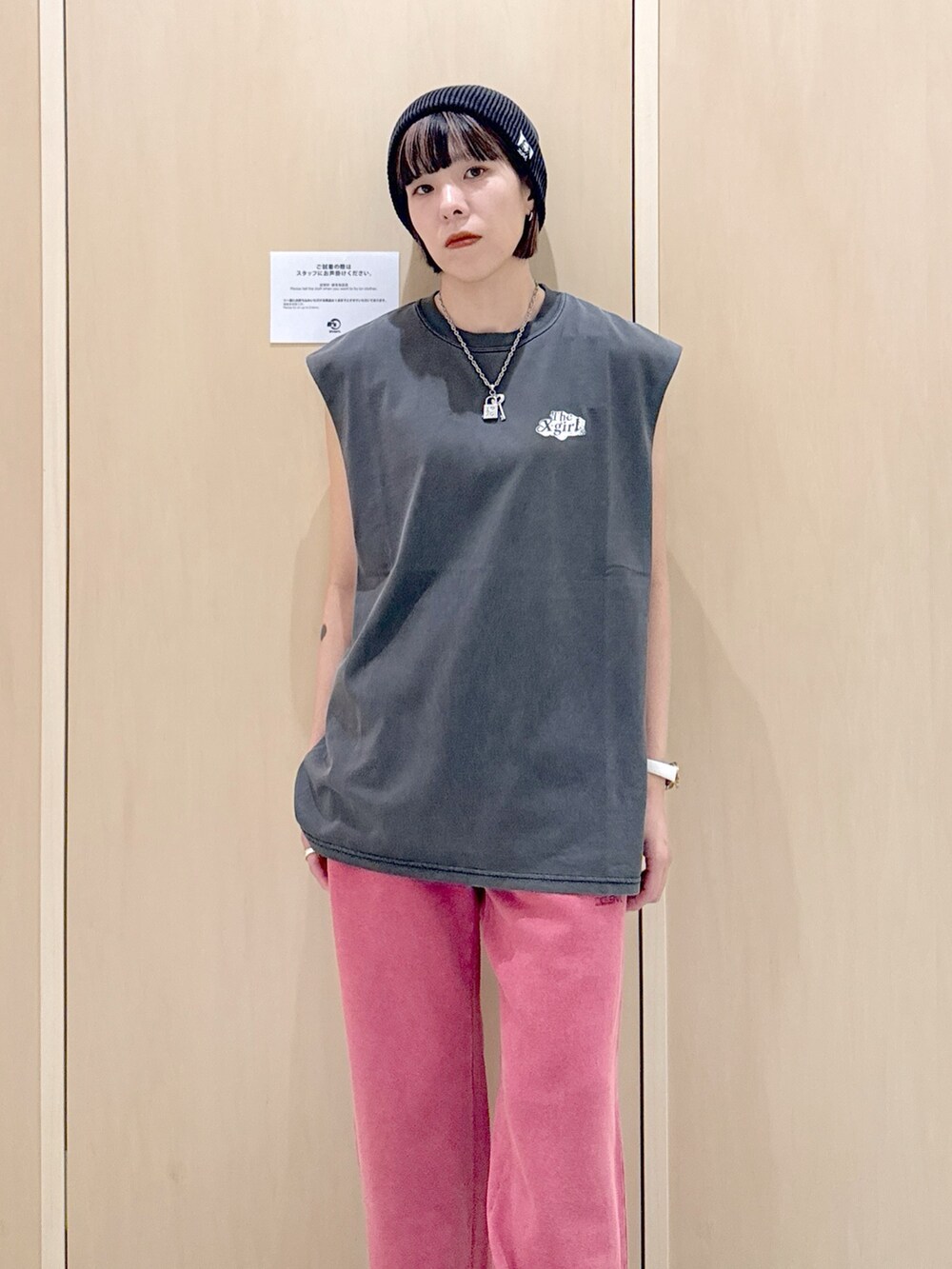 ピンク系のスウェットパンツ、ブラック系のタンクトップ、ブラック系のニットキャップ/ビーニーを着用したレディースの夏コーディネートの5枚目の写真