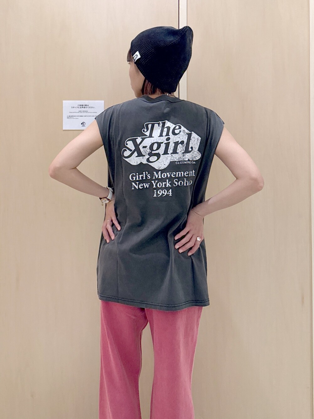 ピンク系のスウェットパンツ、ブラック系のタンクトップ、ブラック系のニットキャップ/ビーニーを着用したレディースの夏コーディネートの4枚目の写真