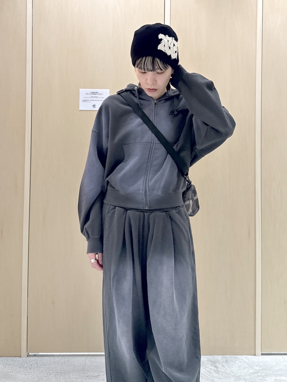 その他のショルダーバッグ、グレー系のパーカー、グレー系のスウェットパンツを着用したレディースの冬コーディネートの4枚目の写真