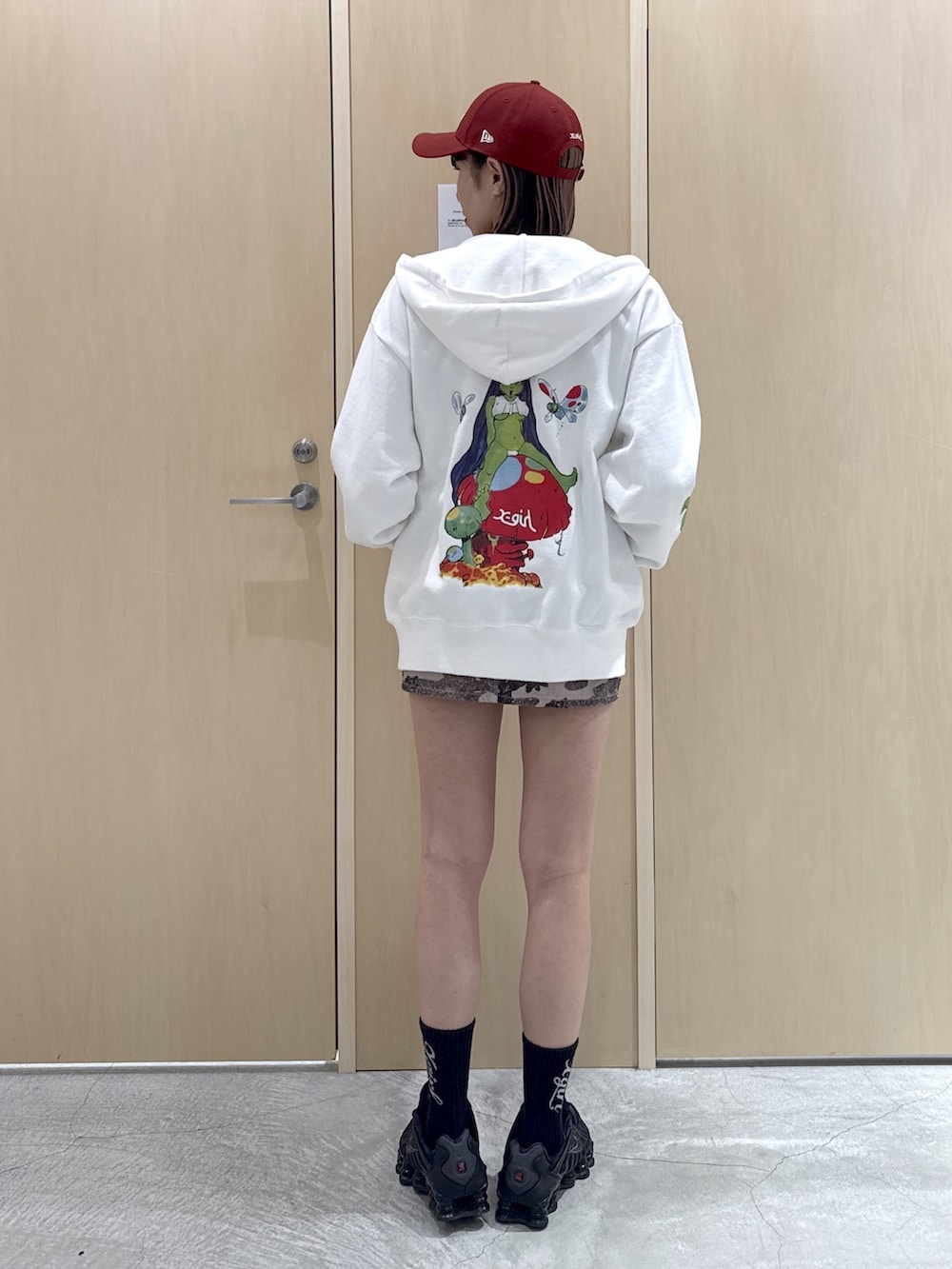 グレー系のTシャツ/カットソー、その他のスカート、ホワイト系のパーカーを着用したレディースの春コーディネートの3枚目の写真