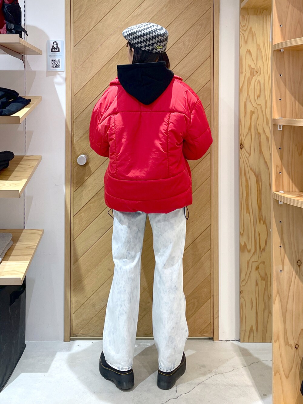 「秋冬コーデ、あったかコーデ、パンツスタイル、x-girl、Xgirl_ootd、クリスマスに着たい服、ハンチング、赤ダウン」｜「X-girlのHUNTING CAP（ハンチング/ベレー帽、ホワイト系）」を使った、mikuさん（レディース・162cm）の冬コーディネートの2枚目の写真