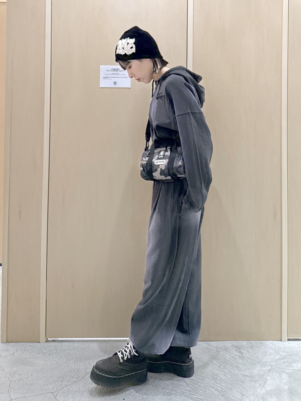 その他のショルダーバッグ、グレー系のパーカー、グレー系のスウェットパンツを着用したレディースの冬コーディネートの2枚目の写真