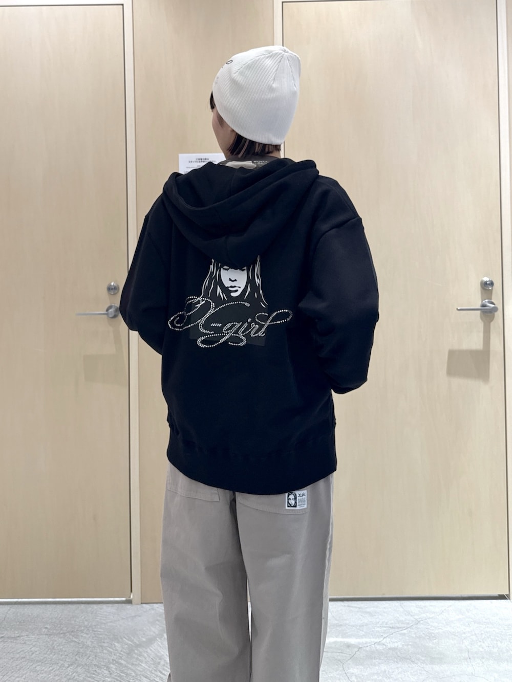 ブラック系のパーカー、その他のTシャツ/カットソー、ベージュ系のその他パンツを着用したレディースの春コーディネートの5枚目の写真