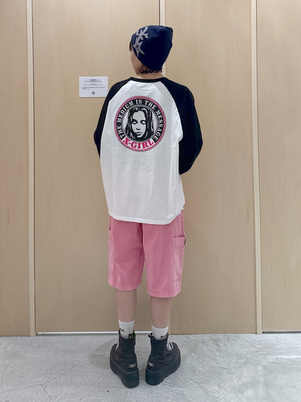 ピンク系のその他パンツ、ホワイト系のTシャツ/カットソー、ブルー系のニットキャップ/ビーニーを着用したレディースの秋コーディネートの2枚目の写真