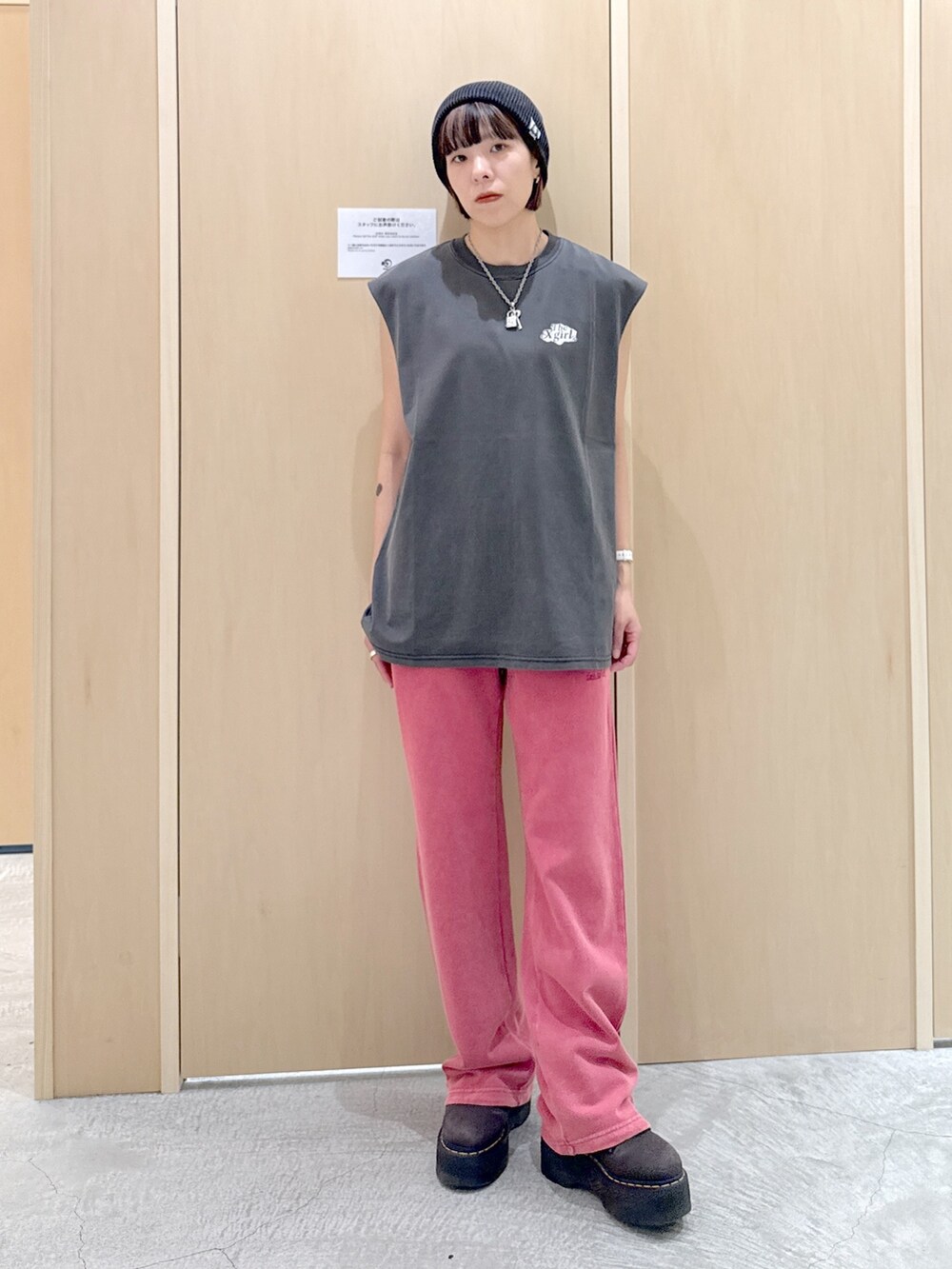 ピンク系のスウェットパンツ、ブラック系のタンクトップ、ブラック系のニットキャップ/ビーニーを着用したレディースの夏コーディネートの3枚目の写真