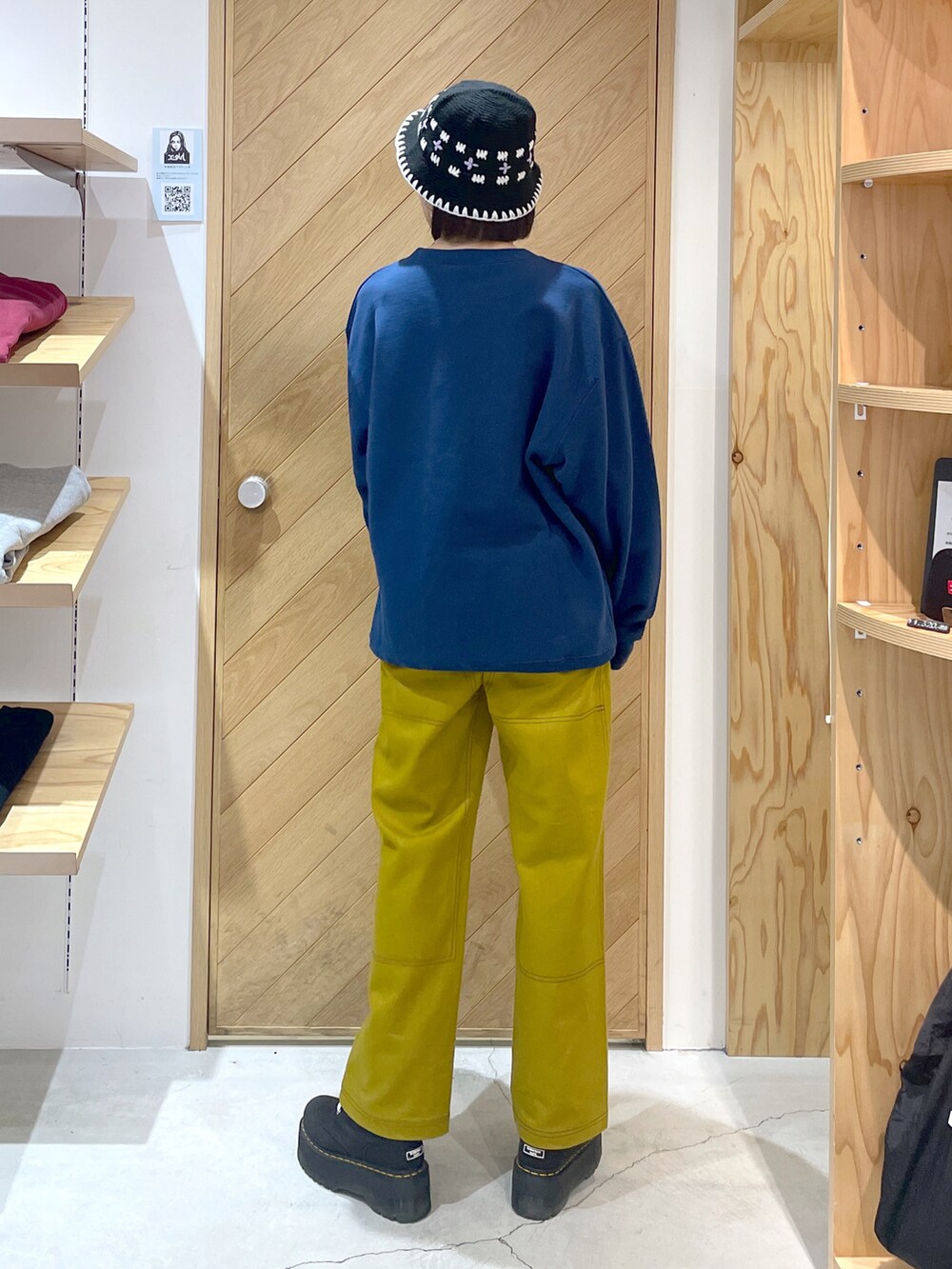 グレー系のスウェット、ブラック系のその他パンツ、ブラック系のハットを着用したレディースの秋コーディネートの2枚目の写真