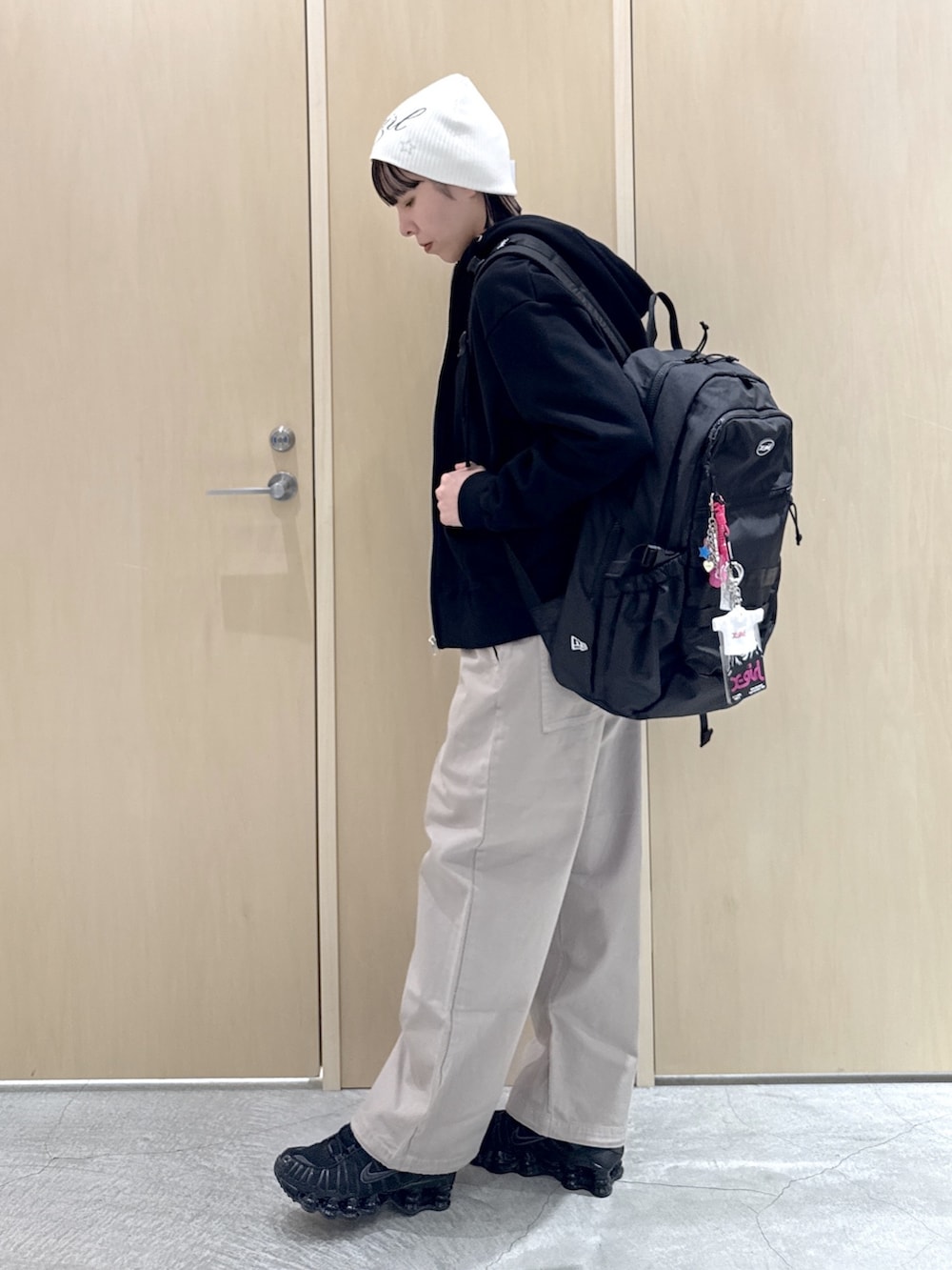 ブラック系のパーカー、その他のTシャツ/カットソー、ベージュ系のその他パンツを着用したレディースの春コーディネートの2枚目の写真