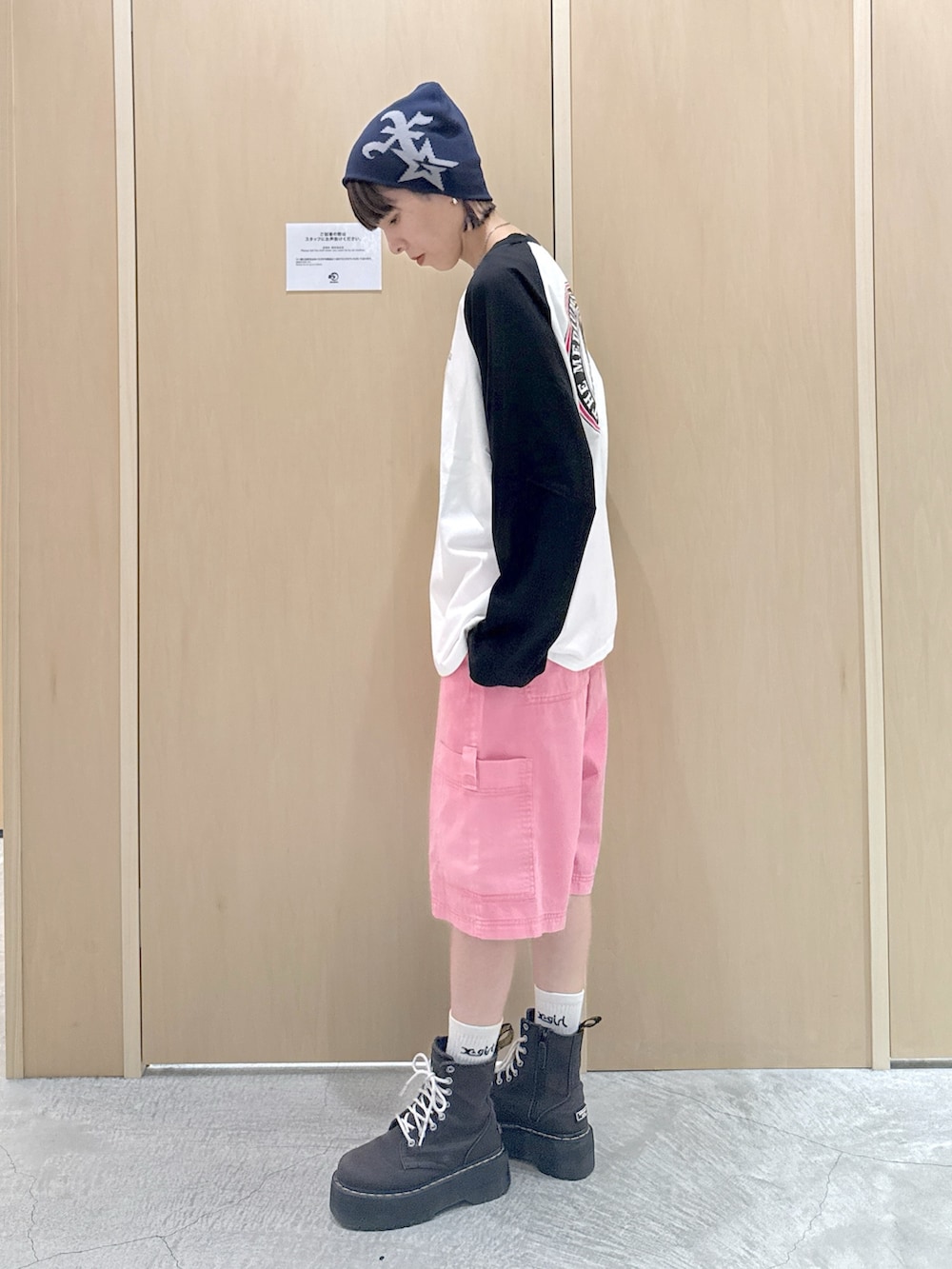ピンク系のその他パンツ、ホワイト系のTシャツ/カットソー、ブルー系のニットキャップ/ビーニーを着用したレディースの秋コーディネートの3枚目の写真