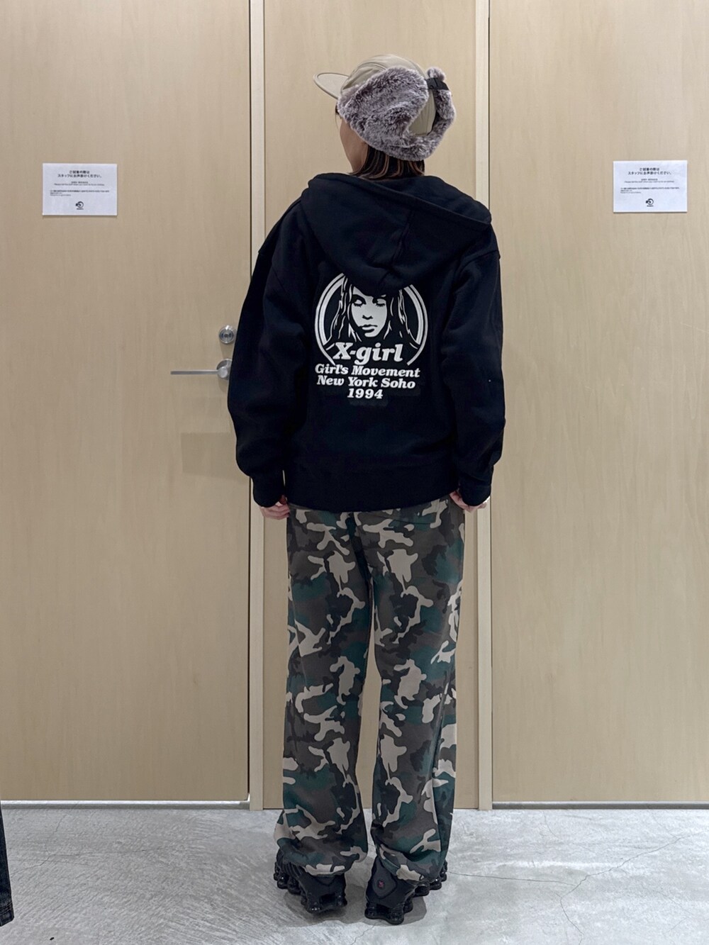 パープル系のTシャツ/カットソー、その他のスウェットパンツ、ブラック系のパーカーを着用したレディースの秋コーディネートの3枚目の写真