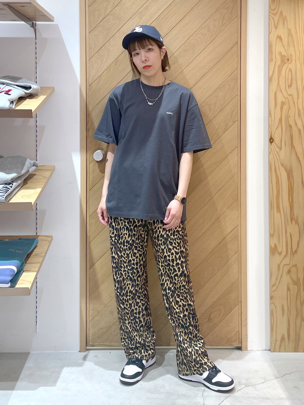 グレー系のTシャツ/カットソー、ベージュ系のその他パンツ、ブラック系のキャップを着用したレディースの春コーディネートの2枚目の写真
