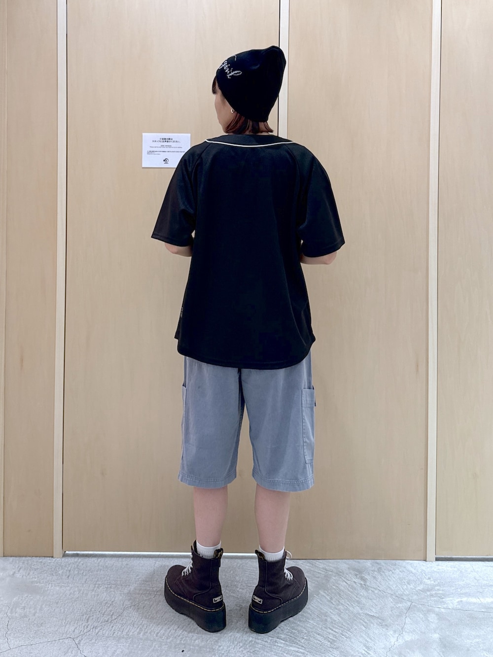 ブラック系のシャツ/ブラウス、グリーン系のTシャツ/カットソー、グレー系のその他パンツを着用したレディースの夏コーディネートの3枚目の写真