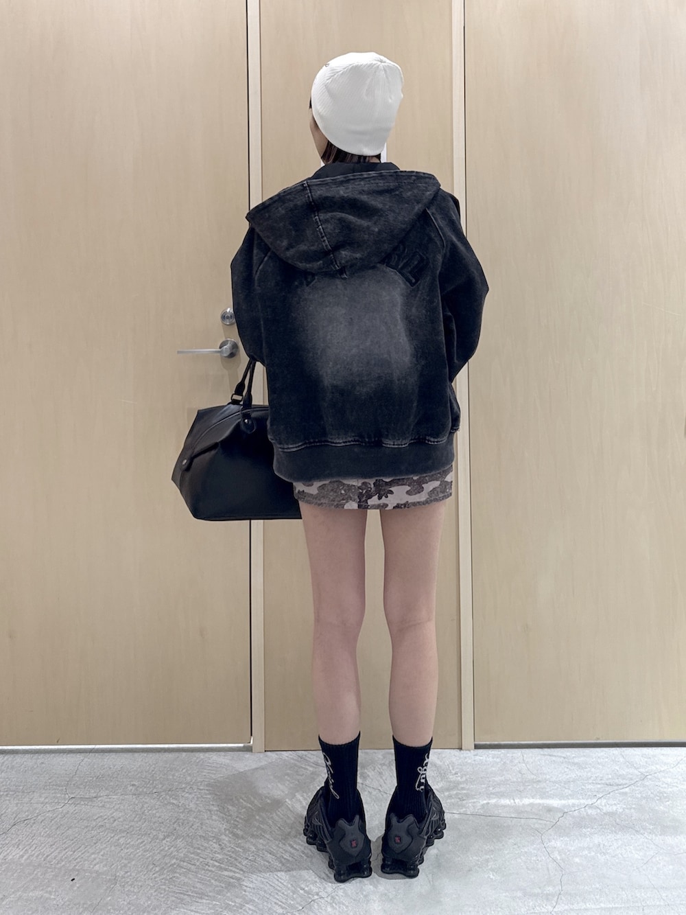 ブラック系のブルゾン、ブラック系のTシャツ/カットソー、その他のスカートを着用したレディースの春コーディネートの3枚目の写真