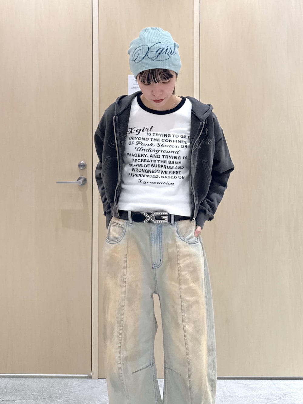 ブルー系のデニムパンツ、ホワイト系のTシャツ/カットソー、ブラック系のパーカーを着用したレディースの春コーディネートの4枚目の写真