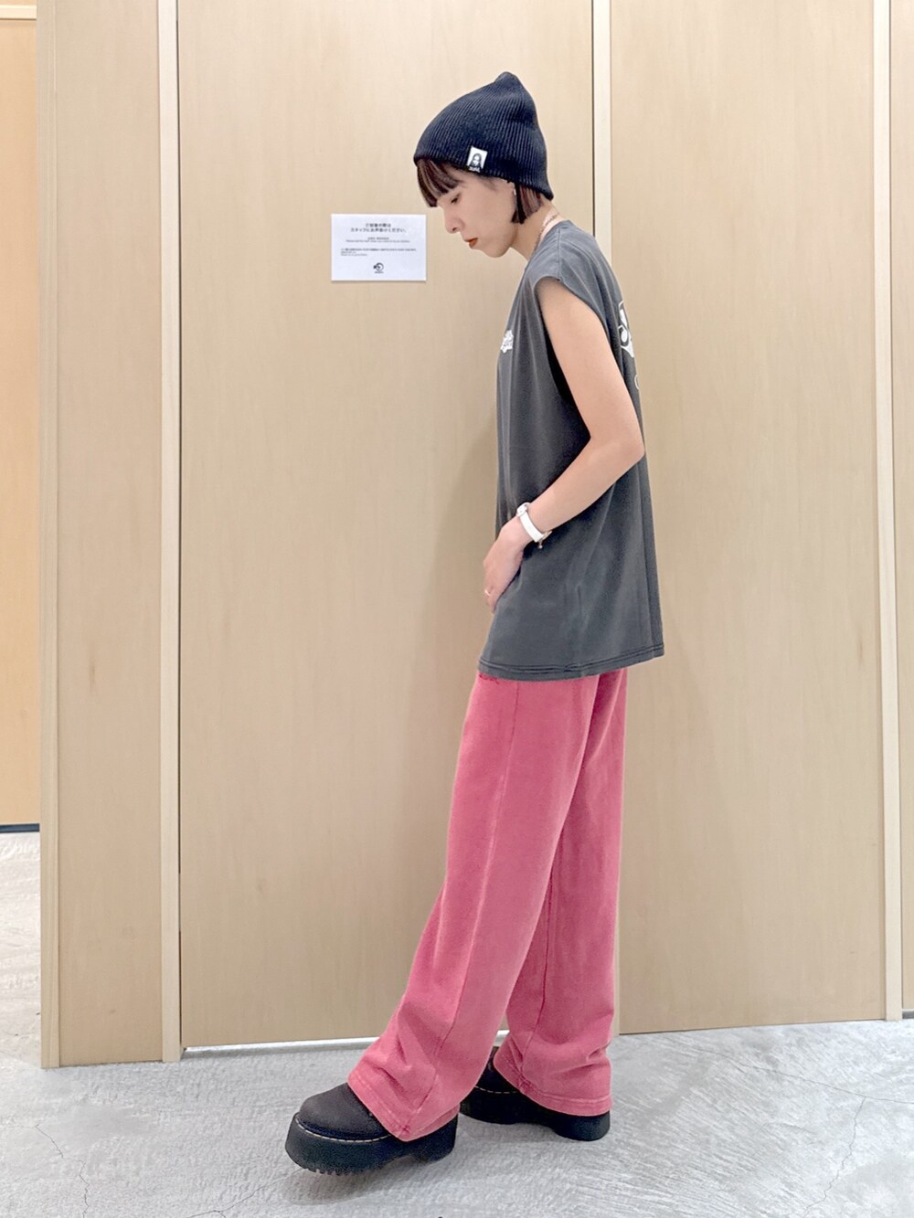 ピンク系のスウェットパンツ、ブラック系のタンクトップ、ブラック系のニットキャップ/ビーニーを着用したレディースの夏コーディネートの2枚目の写真