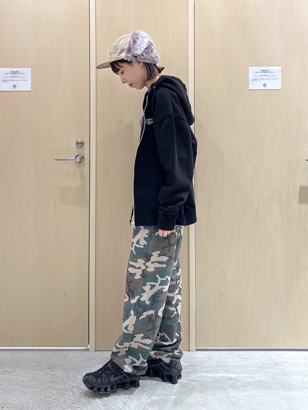 パープル系のTシャツ/カットソー、その他のスウェットパンツ、ブラック系のパーカーを着用したレディースの秋コーディネートの2枚目の写真