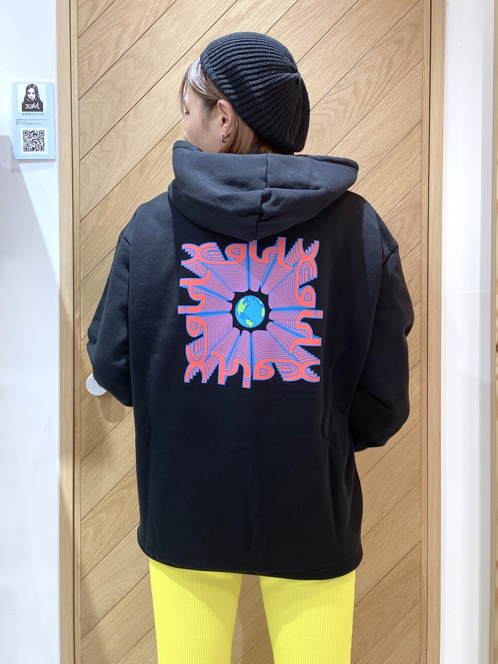 イエロー系のその他パンツ、ブラック系のパーカー、ブラック系のハンチング/ベレー帽を着用したレディースの春コーディネートの2枚目の写真