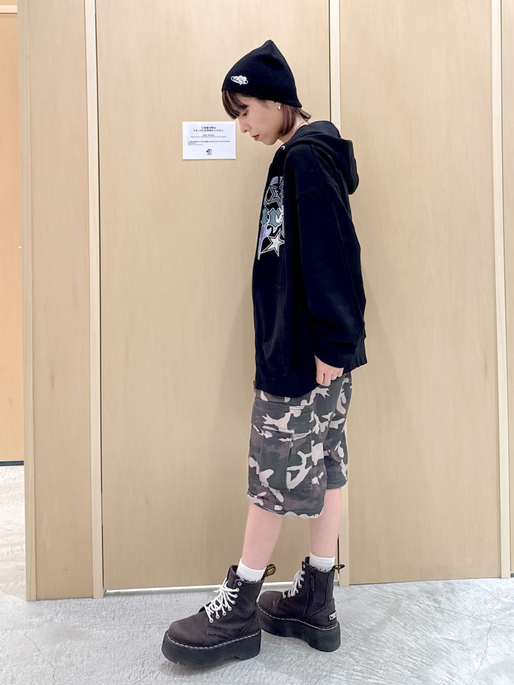 ブラック系のパーカー、その他のカーゴパンツ、ブラック系のタンクトップを着用したレディースの夏コーディネートの2枚目の写真