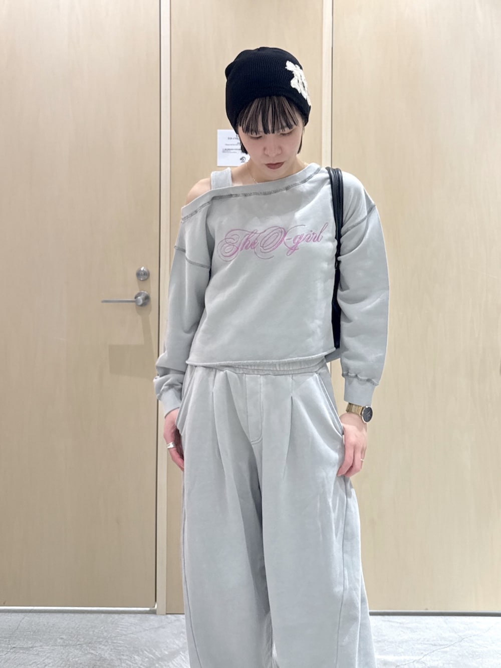 グレー系のスウェット、ブラック系のショルダーバッグ、グレー系のスウェットパンツを着用したレディースの春コーディネートの4枚目の写真