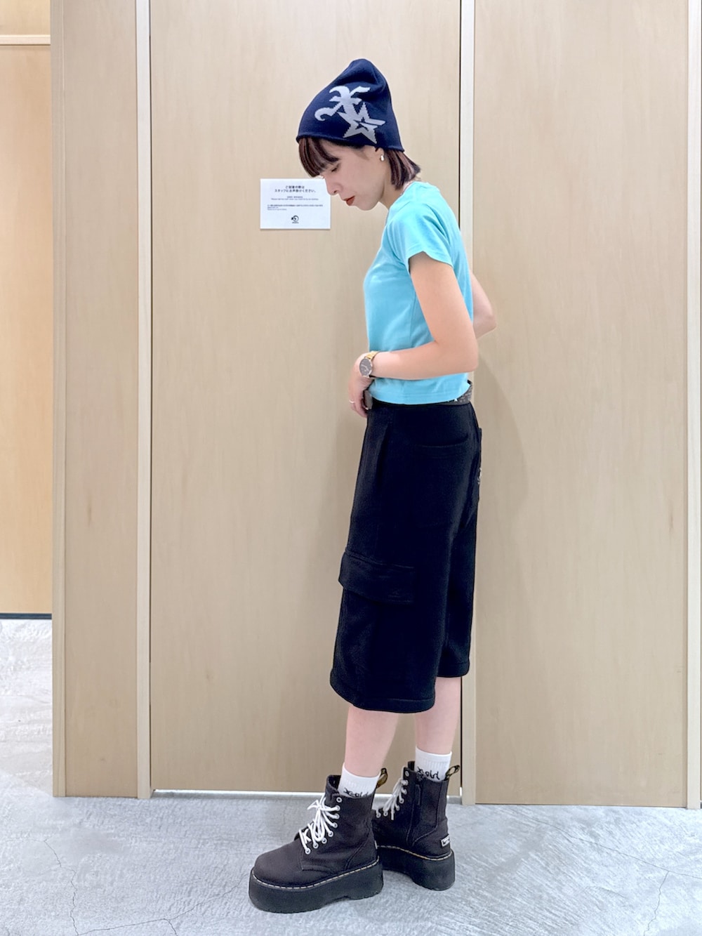 ブルー系のTシャツ/カットソー、ブラック系のスウェットパンツ、ブルー系のニットキャップ/ビーニーを着用したレディースの夏コーディネートの2枚目の写真