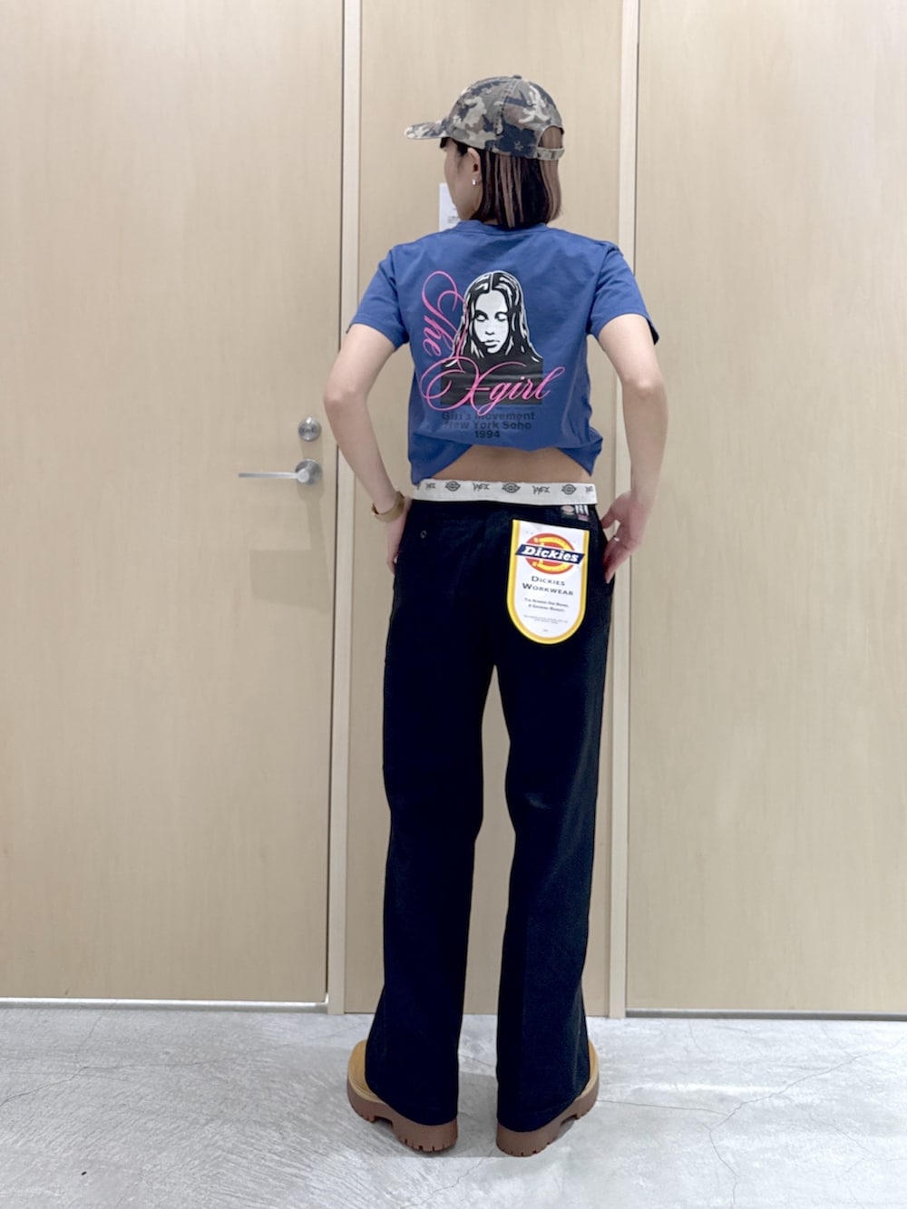 ブラック系のその他パンツ、ブルー系のTシャツ/カットソー、その他のキャップを着用したレディースの春コーディネートの3枚目の写真