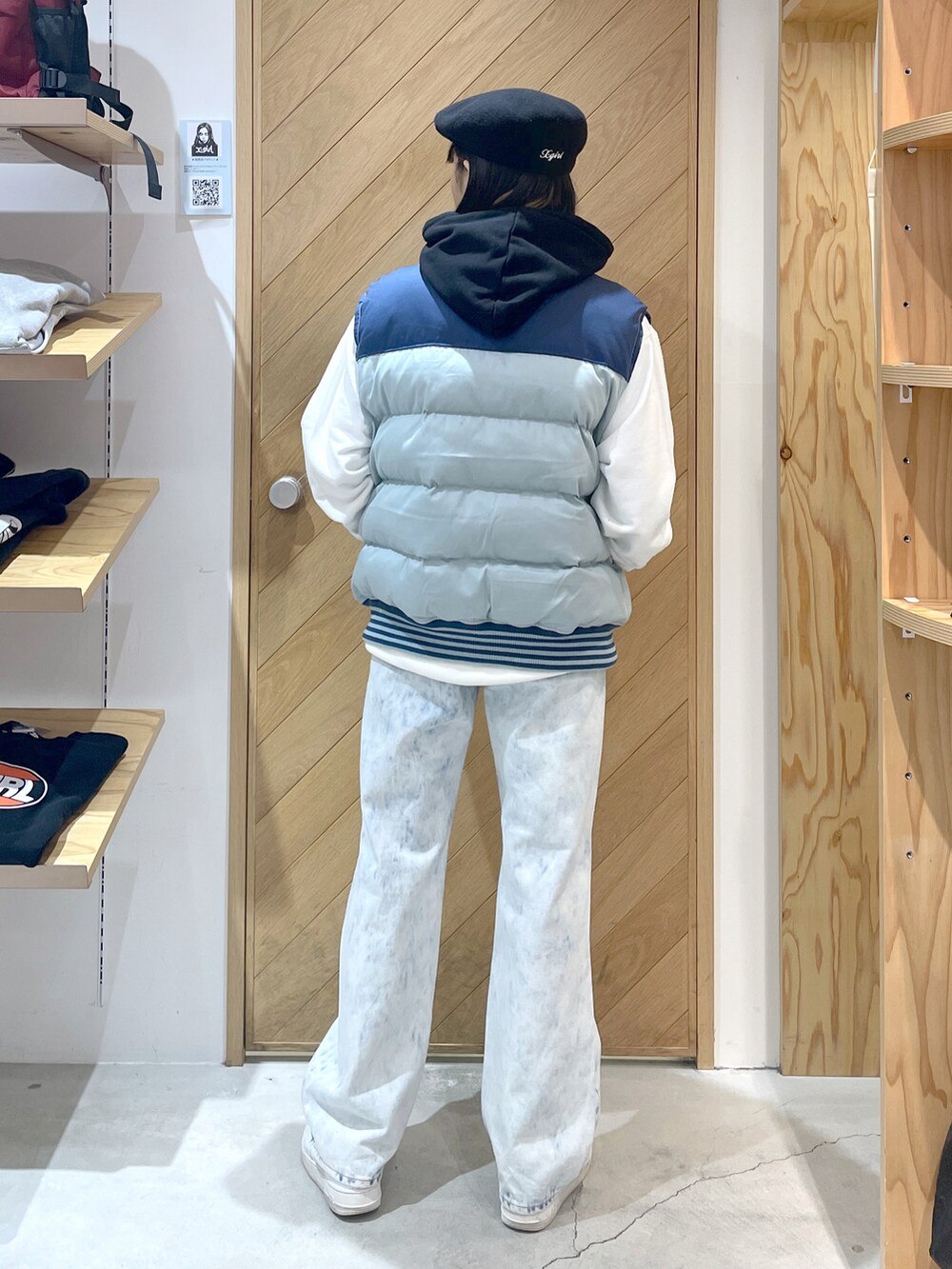 「xgirl、Xgirl_ootd、ハンチング、ボアベスト、ダウンベスト、パーカー、バイカラー、ブリーチデニム、エアフォースワン」|「X-girlのHUNTING CAP(ハンチング/ベレー帽、ブラック系)」を使った、mikuさん(レディース・162cm)の秋コーディネートの2枚目の写真