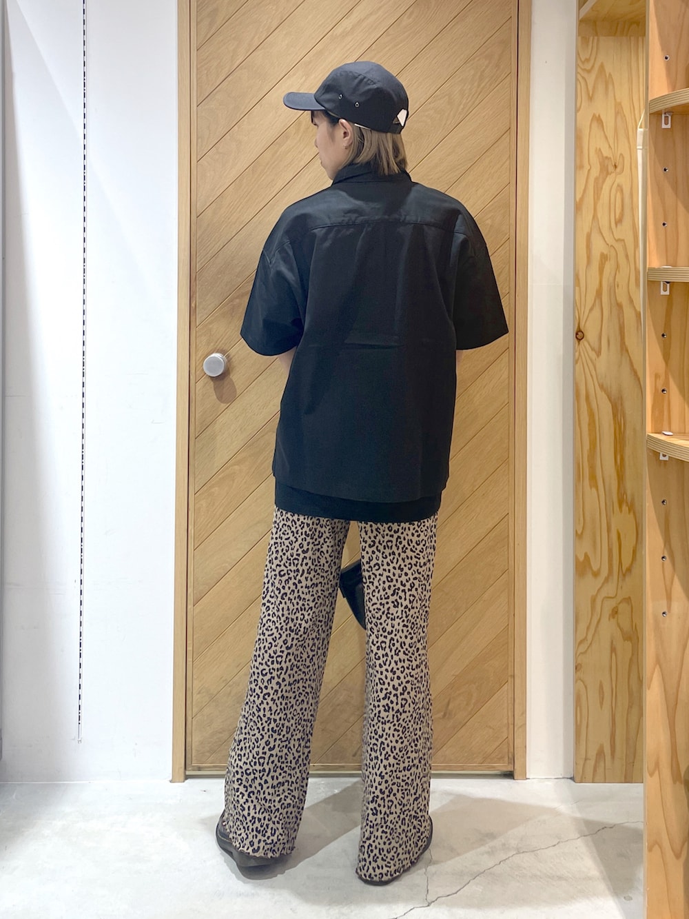 ブラック系のTシャツ/カットソー、ブラック系のシャツ/ブラウス、ベージュ系のその他パンツを着用したレディースの夏コーディネートの2枚目の写真