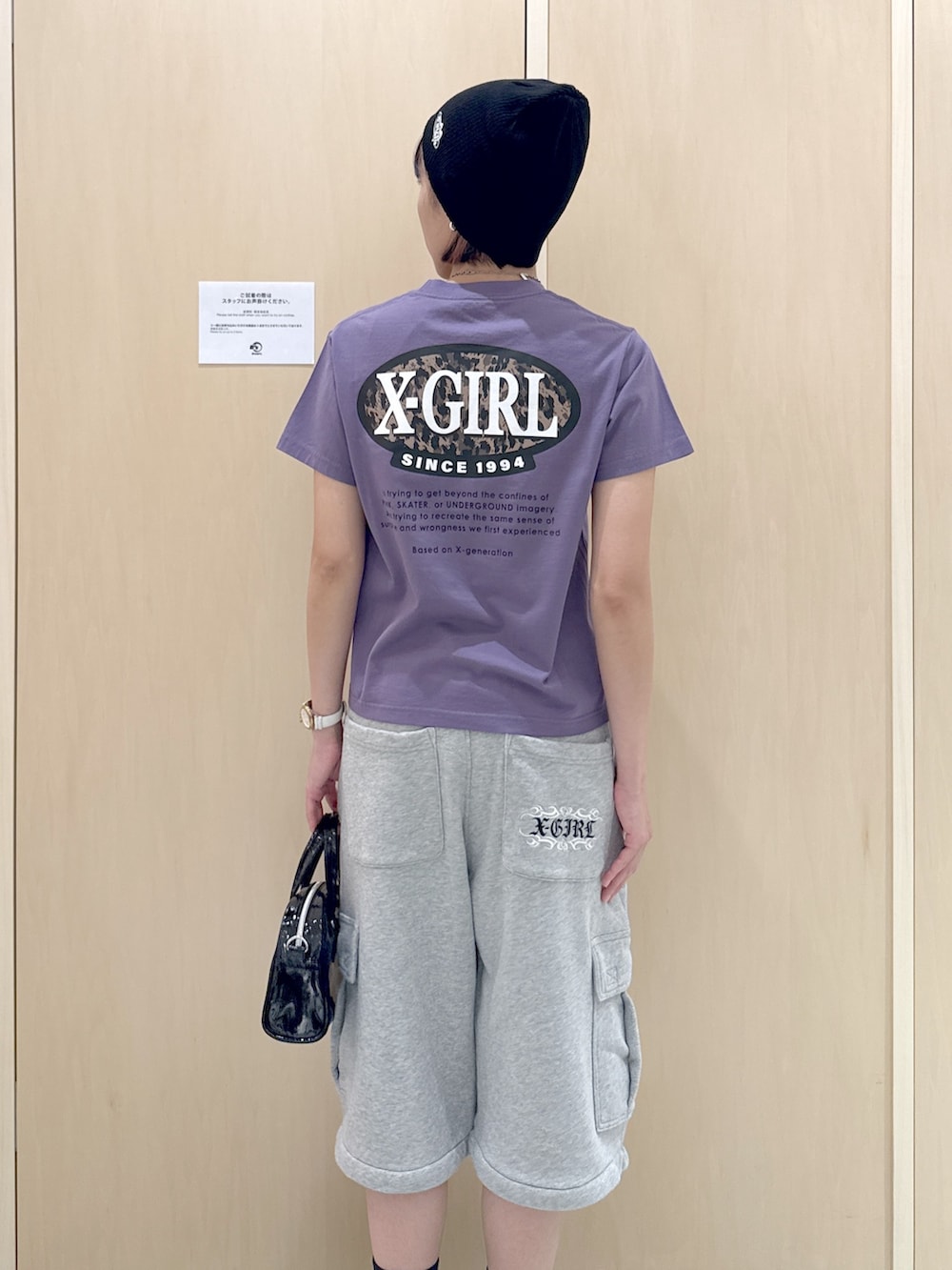 「xgirl、Xgirl_ootd、ストリート、ストリートコーデ、ビーニー、ビーニー帽、パープル、パープルコーデ、スウェット、スウェットパンツ、ハーフパンツ」｜「X-girlのLEOPARD OVAL LOGO S/S TEE（Tシャツ/カットソー、パープル系）」を使った、mikuさん（レディース・163cm）の夏コーディネートの4枚目の写真