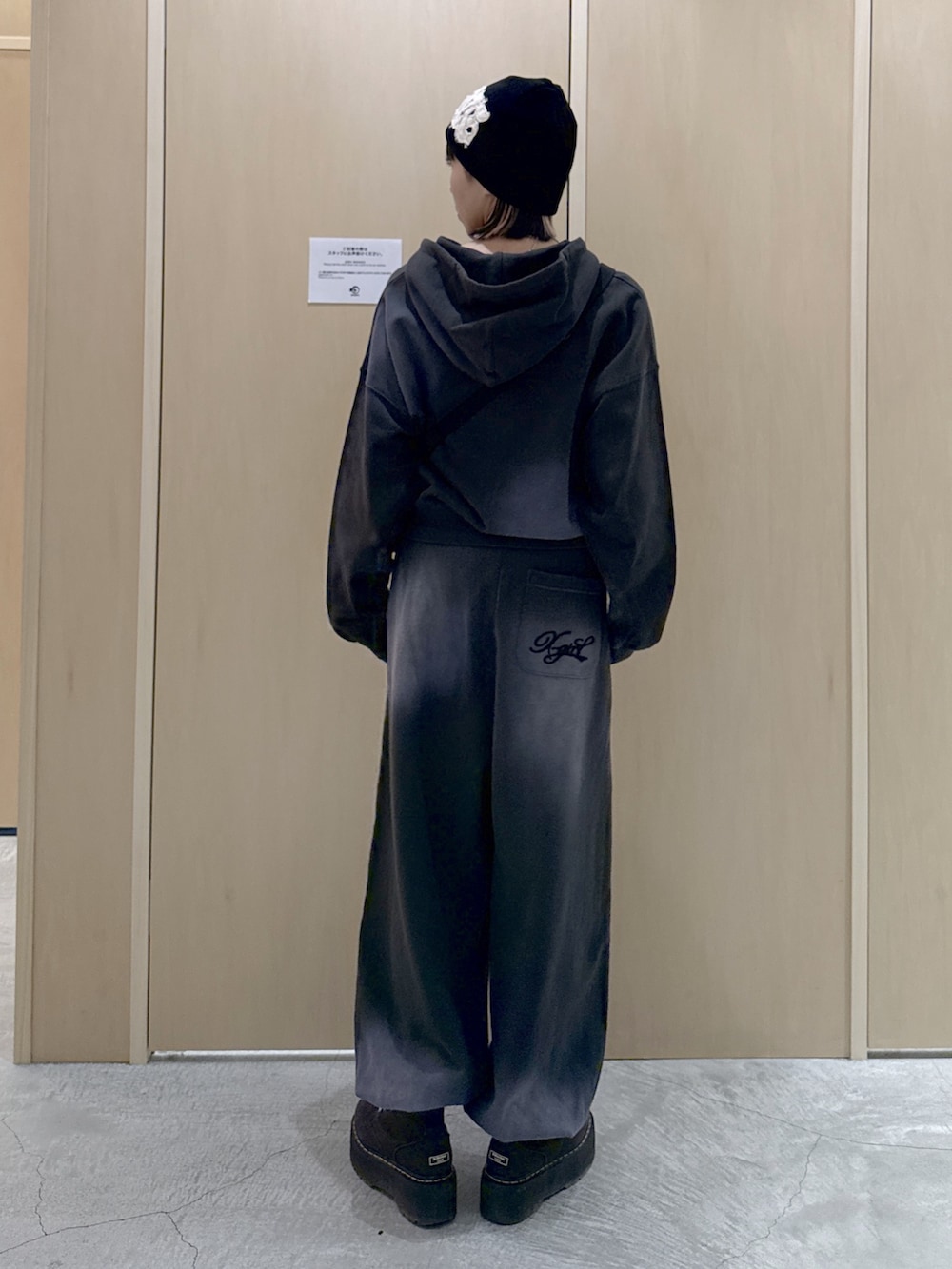 その他のショルダーバッグ、グレー系のパーカー、グレー系のスウェットパンツを着用したレディースの冬コーディネートの3枚目の写真