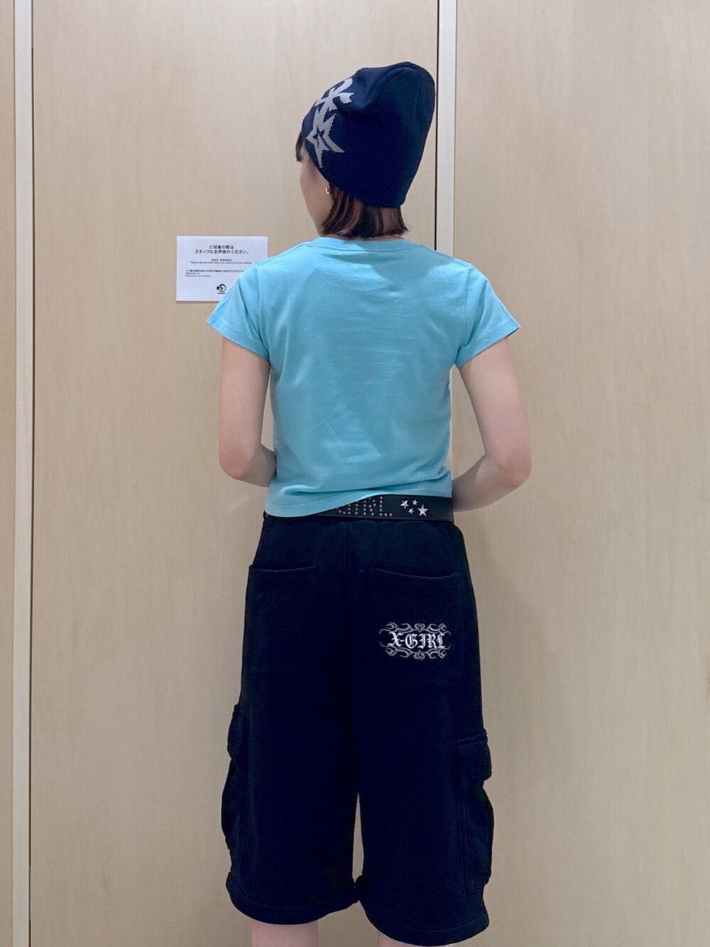 ブルー系のTシャツ/カットソー、ブラック系のスウェットパンツ、ブルー系のニットキャップ/ビーニーを着用したレディースの夏コーディネートの5枚目の写真