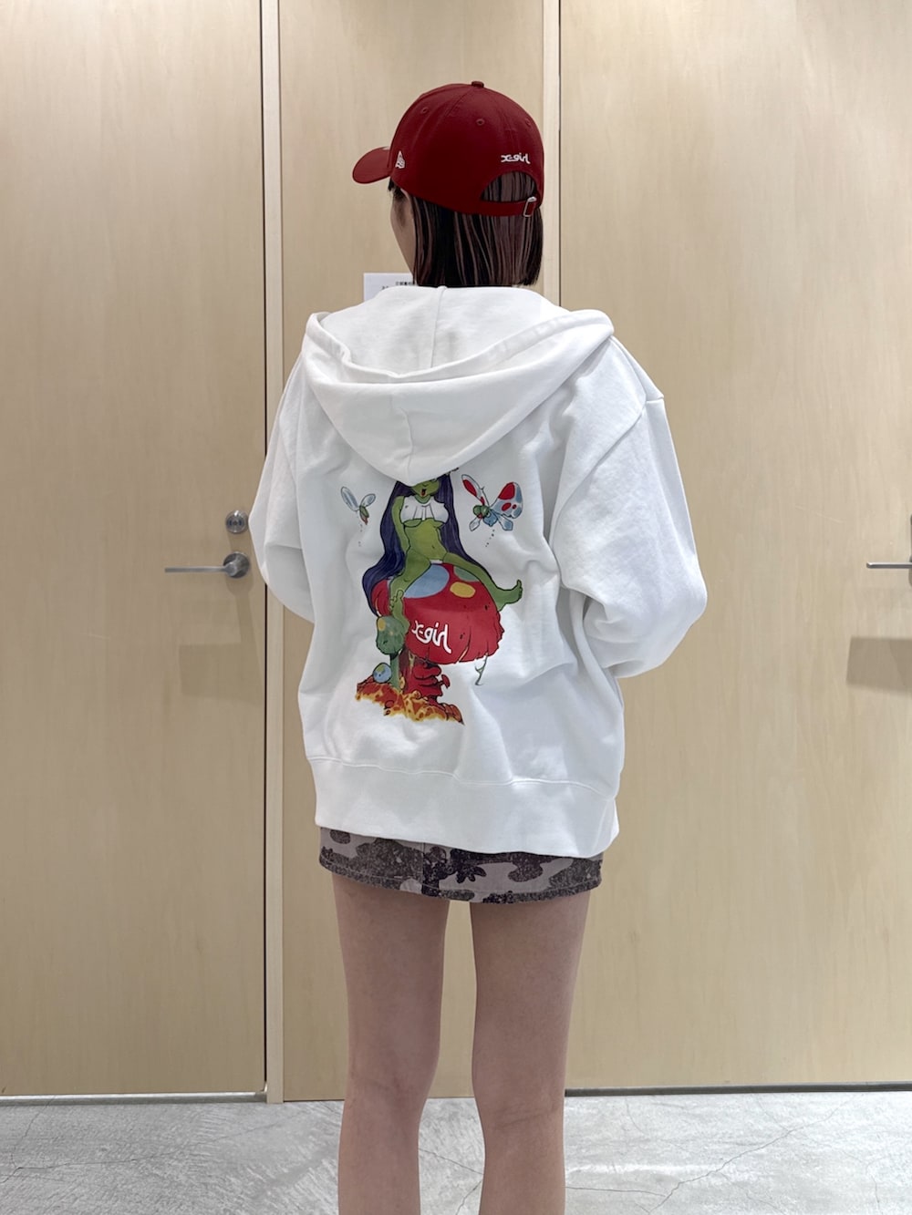 グレー系のTシャツ/カットソー、その他のスカート、ホワイト系のパーカーを着用したレディースの春コーディネートの5枚目の写真