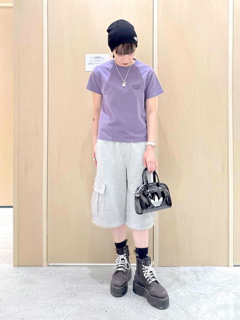「xgirl、Xgirl_ootd、ストリート、ストリートコーデ、ビーニー、ビーニー帽、パープル、パープルコーデ、スウェット、スウェットパンツ、ハーフパンツ」｜「X-girlのLEOPARD OVAL LOGO S/S TEE（Tシャツ/カットソー、パープル系）」を使った、mikuさん（レディース・163cm）の夏コーディネートの3枚目の写真