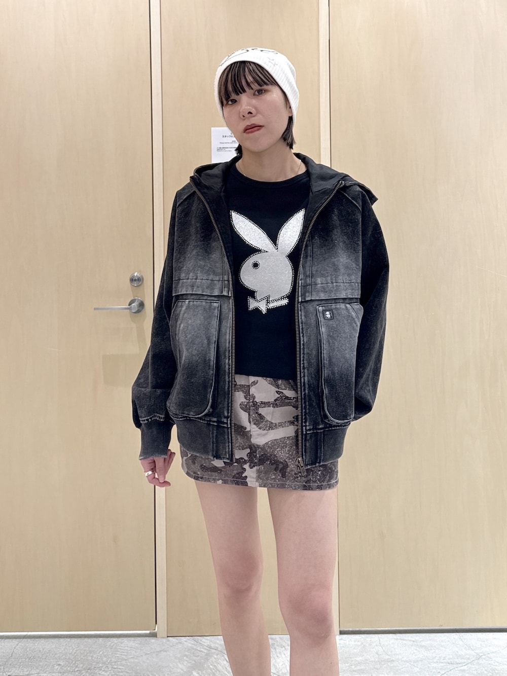 ブラック系のブルゾン、ブラック系のTシャツ/カットソー、その他のスカートを着用したレディースの春コーディネートの4枚目の写真