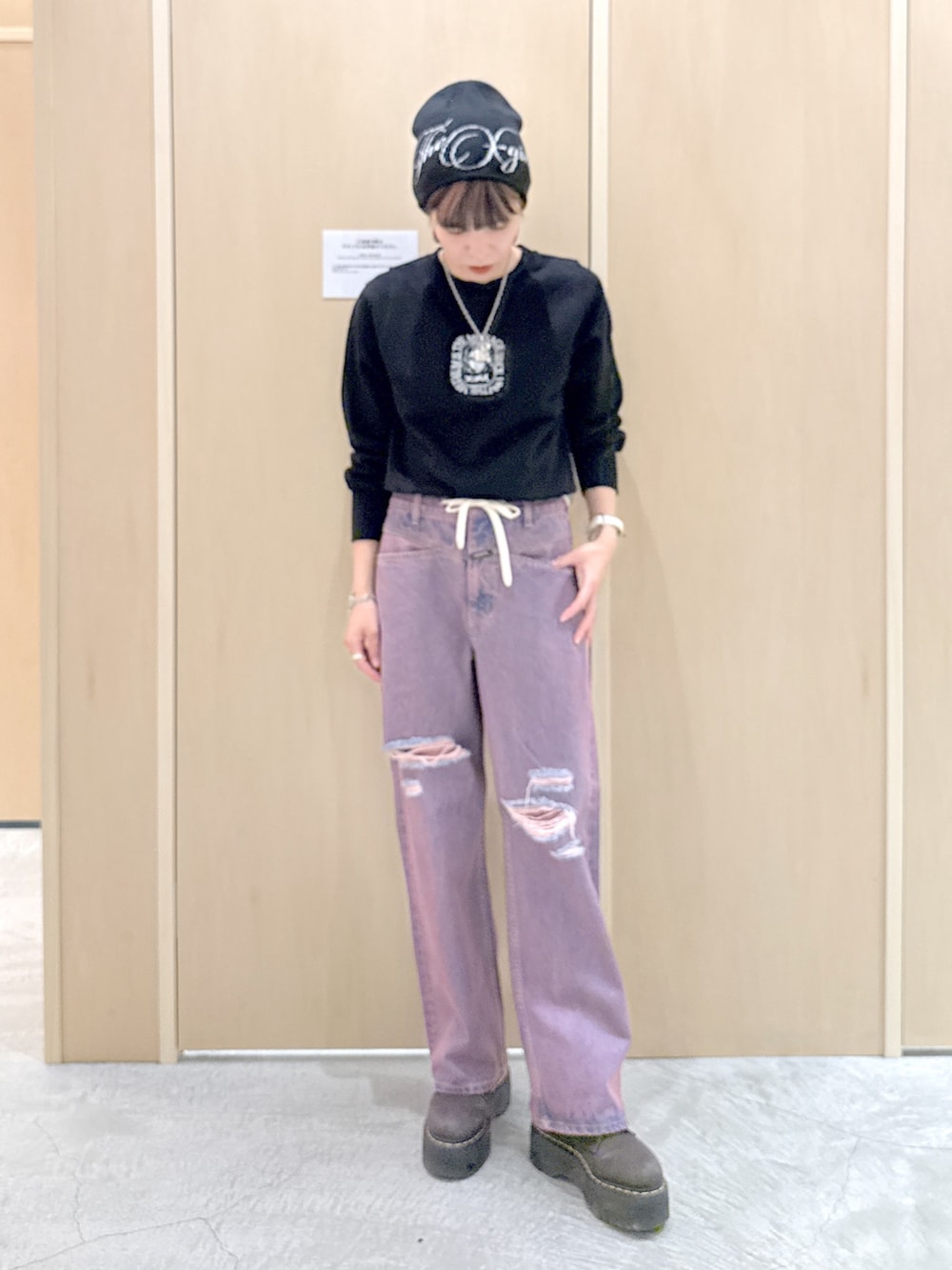 「xgirl、Xgirl_ootd、ストリート、ストリートコーデ、スウェット、スウェットコーデ、カラー、カラーパンツ、デニム、デニムパンツ」｜「X-girlのGLITTER LOGO BEANIE（ニットキャップ/ビーニー、ブラック系）」を使った、mikuさん（レディース・163cm）の夏コーディネートの3枚目の写真