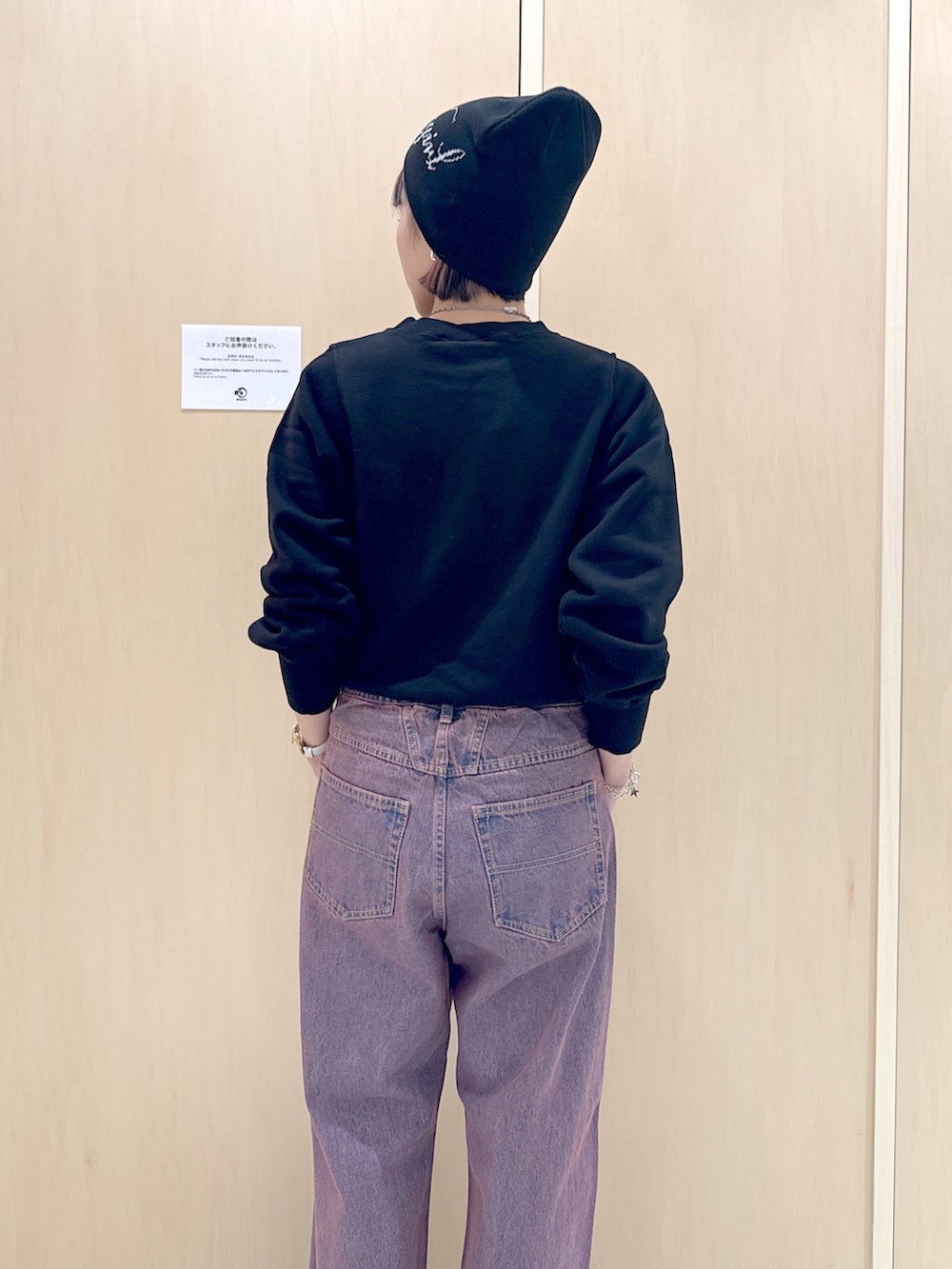 「xgirl、Xgirl_ootd、ストリート、ストリートコーデ、スウェット、スウェットコーデ、カラー、カラーパンツ、デニム、デニムパンツ」｜「X-girlのGLITTER LOGO BEANIE（ニットキャップ/ビーニー、ブラック系）」を使った、mikuさん（レディース・163cm）の夏コーディネートの2枚目の写真