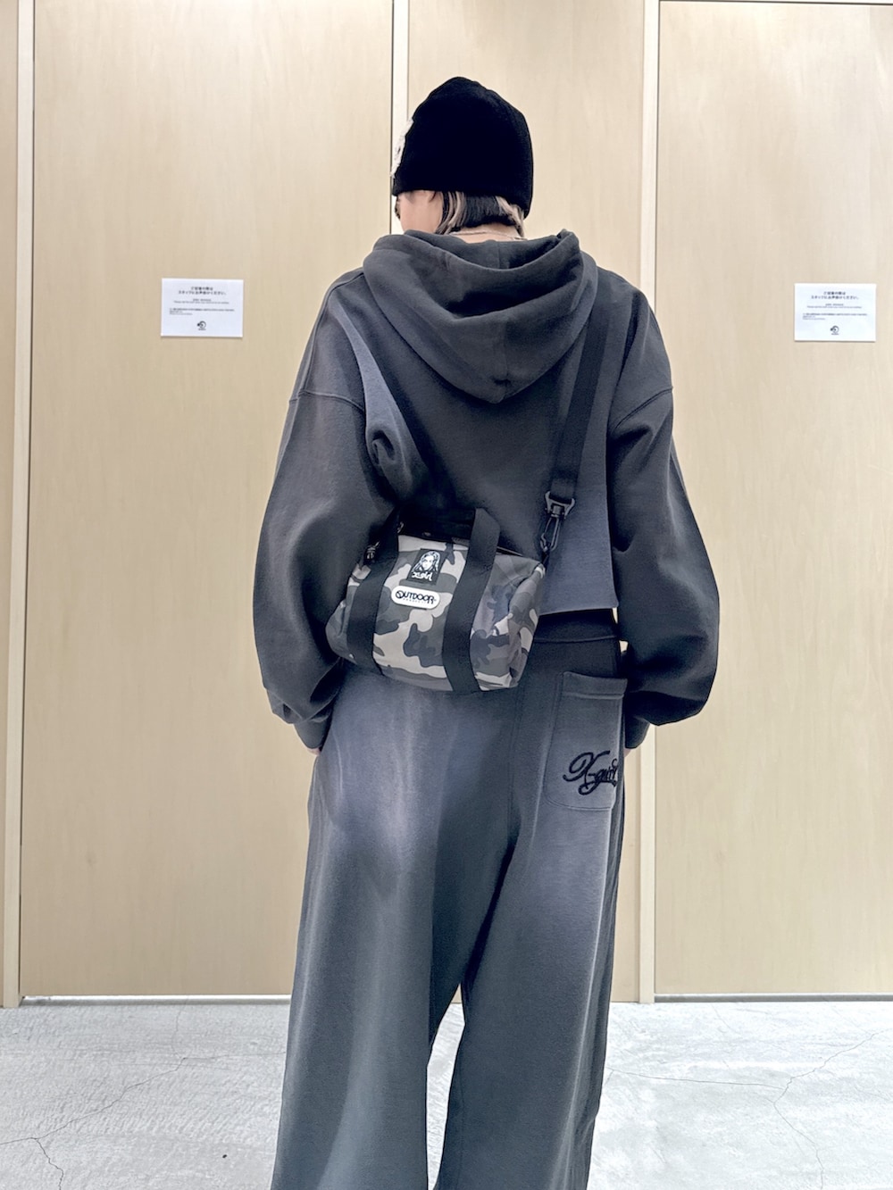 その他のショルダーバッグ、グレー系のパーカー、グレー系のスウェットパンツを着用したレディースの冬コーディネートの5枚目の写真