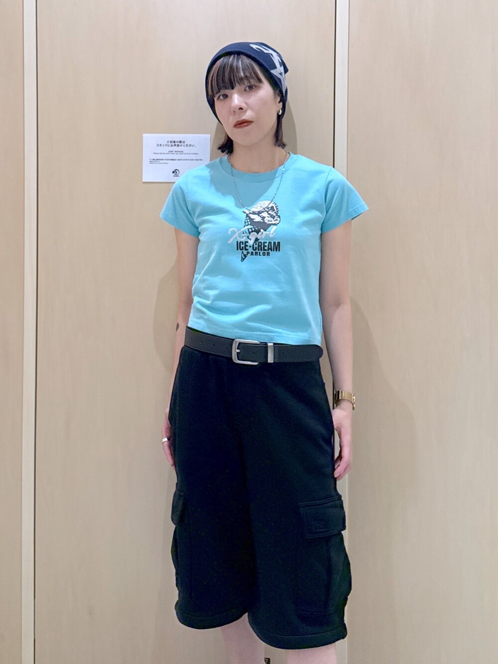 ブルー系のTシャツ/カットソー、ブラック系のスウェットパンツ、ブルー系のニットキャップ/ビーニーを着用したレディースの夏コーディネートの4枚目の写真