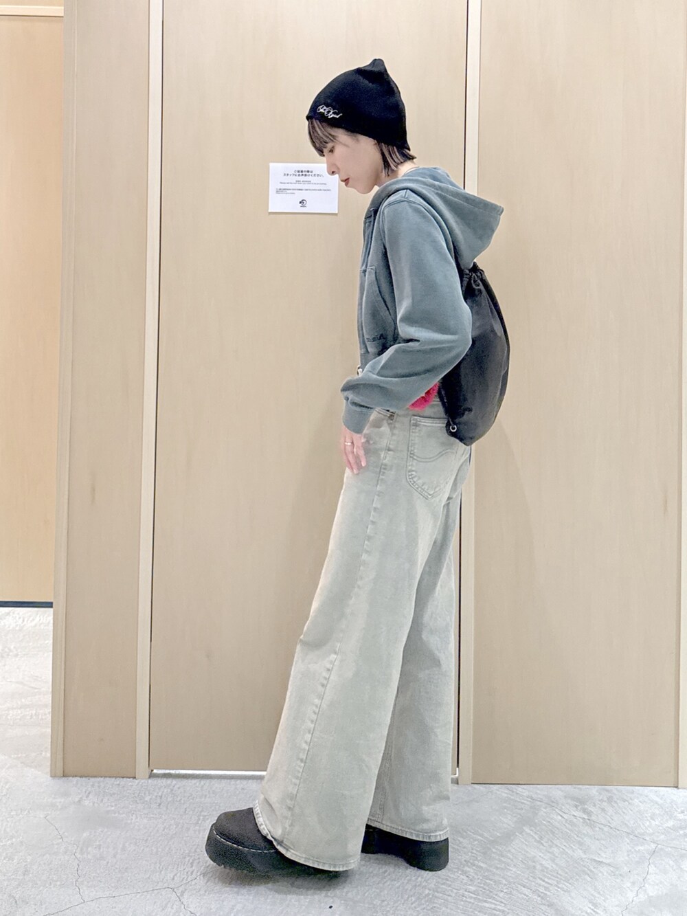ホワイト系のTシャツ/カットソー、グリーン系のパーカー、ブラック系のバックパック/リュックを着用したレディースの秋コーディネートの2枚目の写真