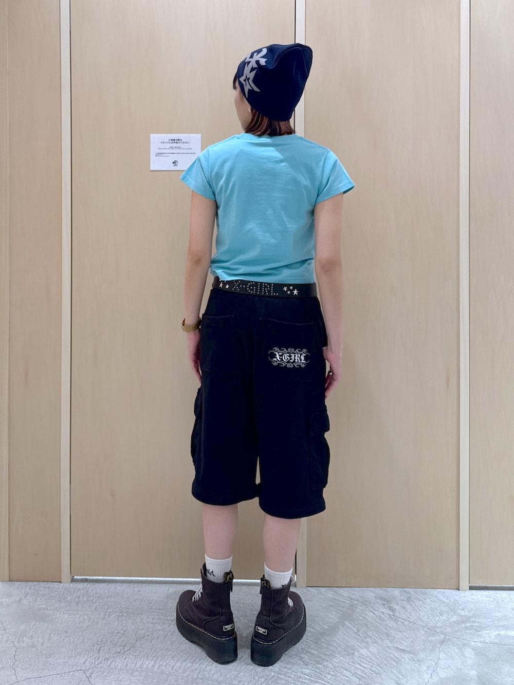 ブルー系のTシャツ/カットソー、ブラック系のスウェットパンツ、ブルー系のニットキャップ/ビーニーを着用したレディースの夏コーディネートの3枚目の写真