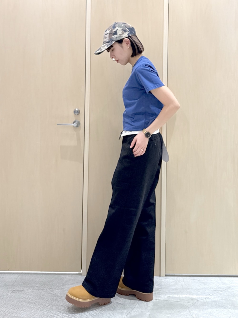 ブラック系のその他パンツ、ブルー系のTシャツ/カットソー、その他のキャップを着用したレディースの春コーディネートの2枚目の写真