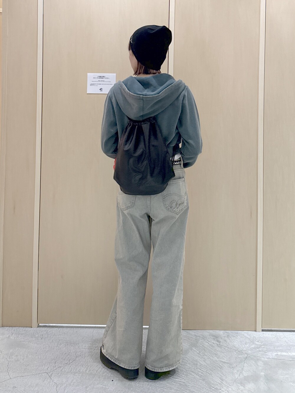 ホワイト系のTシャツ/カットソー、グリーン系のパーカー、ブラック系のバックパック/リュックを着用したレディースの秋コーディネートの3枚目の写真