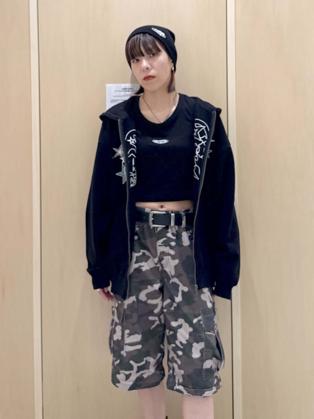 ブラック系のパーカー、その他のカーゴパンツ、ブラック系のタンクトップを着用したレディースの夏コーディネートの4枚目の写真