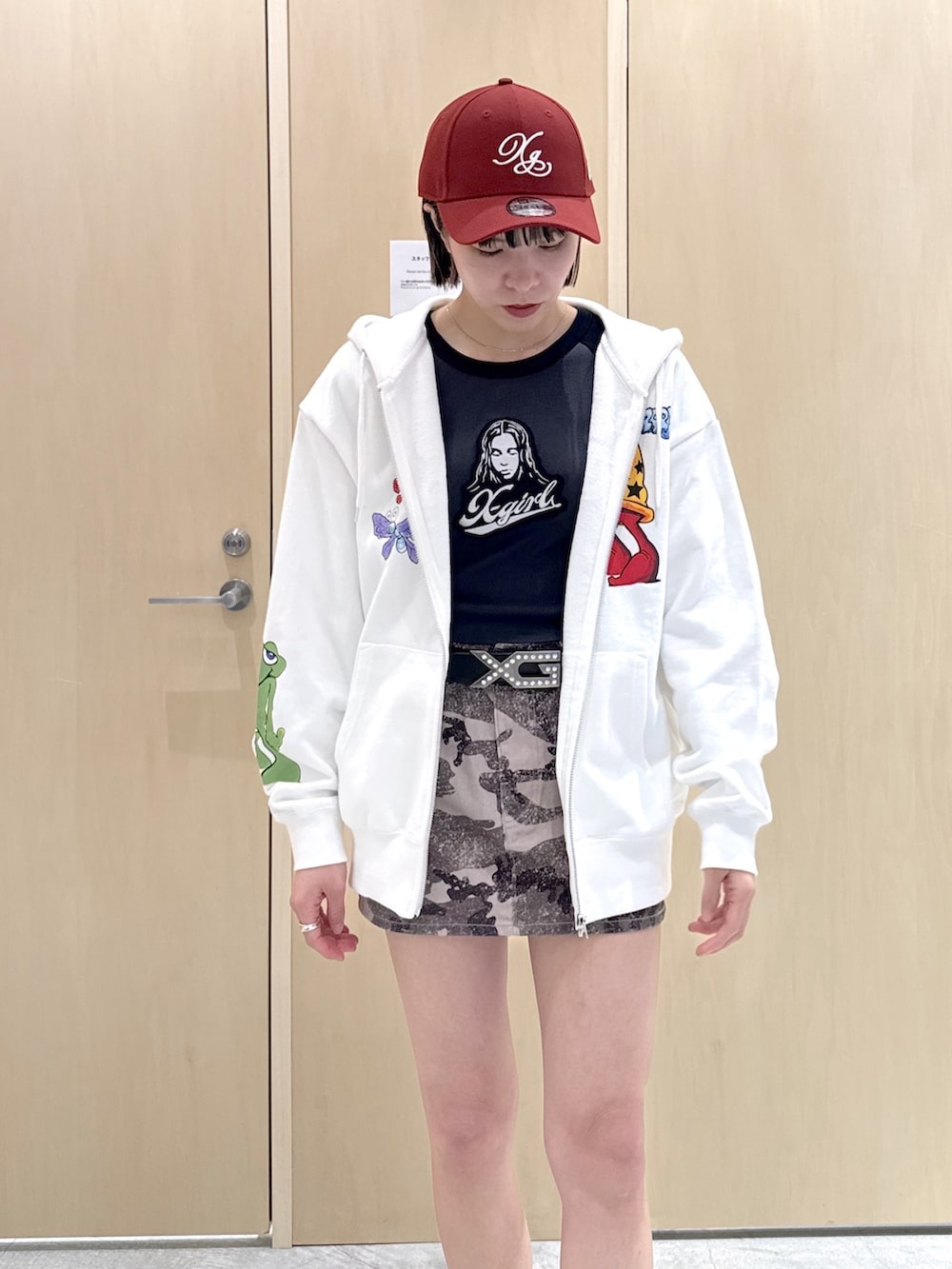 グレー系のTシャツ/カットソー、その他のスカート、ホワイト系のパーカーを着用したレディースの春コーディネートの4枚目の写真