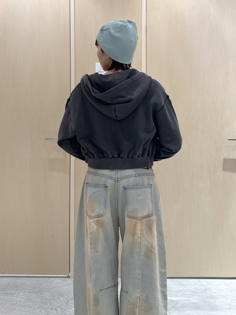 ブルー系のデニムパンツ、ホワイト系のTシャツ/カットソー、ブラック系のパーカーを着用したレディースの春コーディネートの5枚目の写真