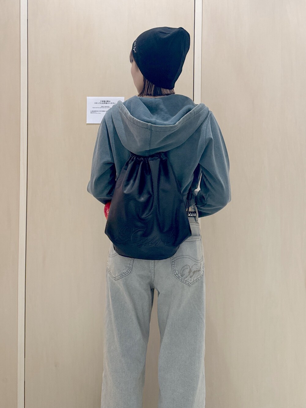 ホワイト系のTシャツ/カットソー、グリーン系のパーカー、ブラック系のバックパック/リュックを着用したレディースの秋コーディネートの5枚目の写真