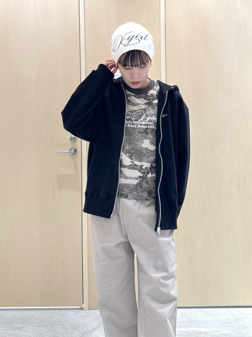 ブラック系のパーカー、その他のTシャツ/カットソー、ベージュ系のその他パンツを着用したレディースの春コーディネートの4枚目の写真