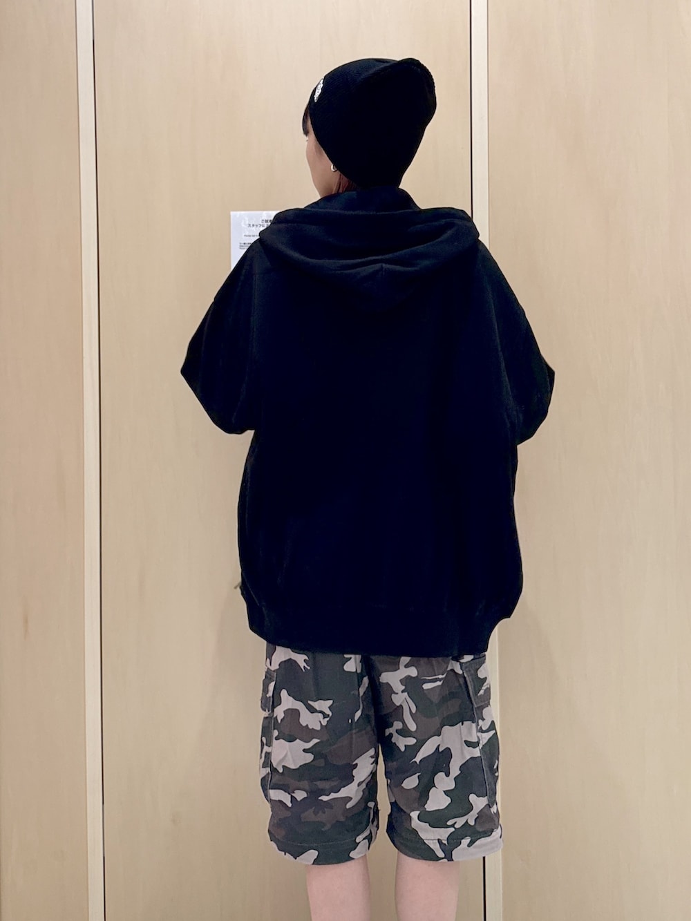 ブラック系のパーカー、その他のカーゴパンツ、ブラック系のタンクトップを着用したレディースの夏コーディネートの5枚目の写真